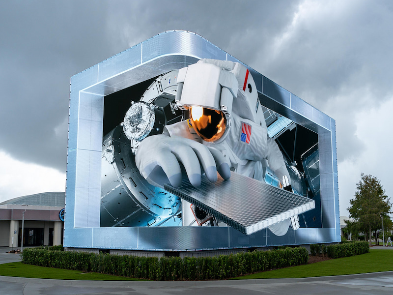 A 3D ENTRY EXPERIENCE LED DISPLAY FOR KENNEDY SPACE CENTER VISITOR COMPLEX
